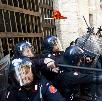 Alcoa, operai in corteo, scontri con polizia. Bruciato tricolore e schede elettorali